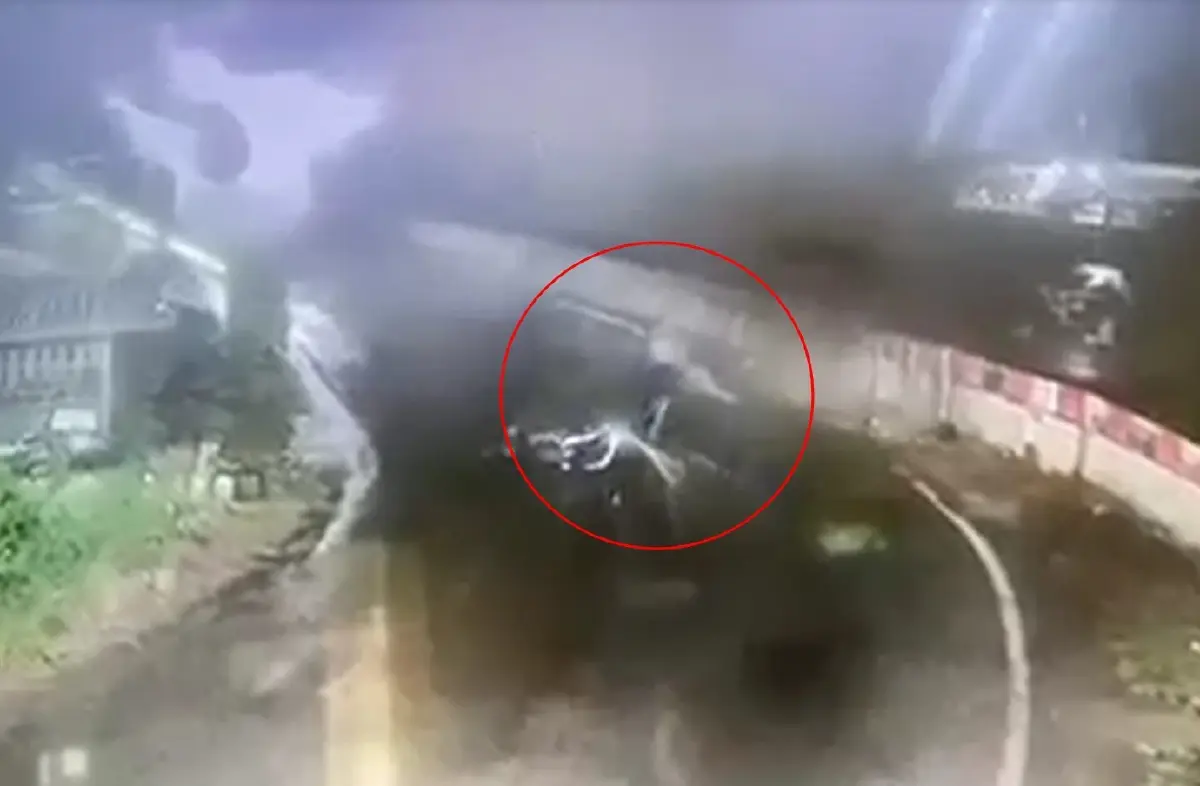 ผงะ! เร่งหาตัวหนุ่มขี่ จยย.ล้ม แต่หายตัวปริศนากล้องวงจรปิดจับภาพไม่ได้ 
