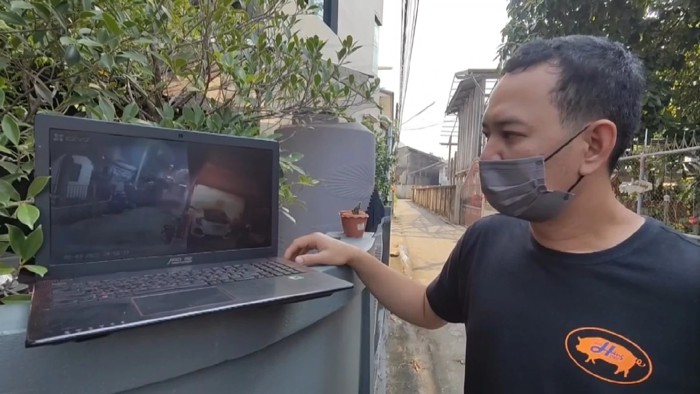 หอบลูกหนีตายไฟไหม้รถเก๋งลามเข้าบ้านพัก