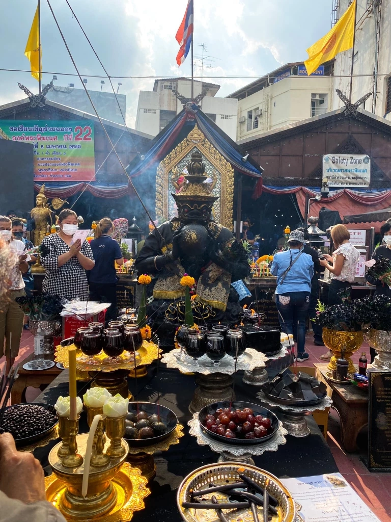 ภาพ ปชช. จำนวนมากมาไหว้ พระราหู ที่ศาลพระพิฆเนศ สี่แยกห้วยขวาง 