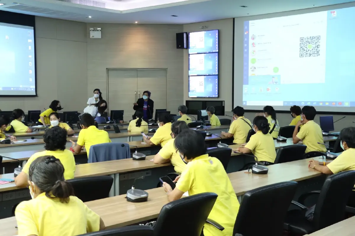 มวลชนของ กอ.รมน. ช่วยรับสายด่วน สปสช. 1330 ลงทะเบียนผู้ติดโควิดรายวัน