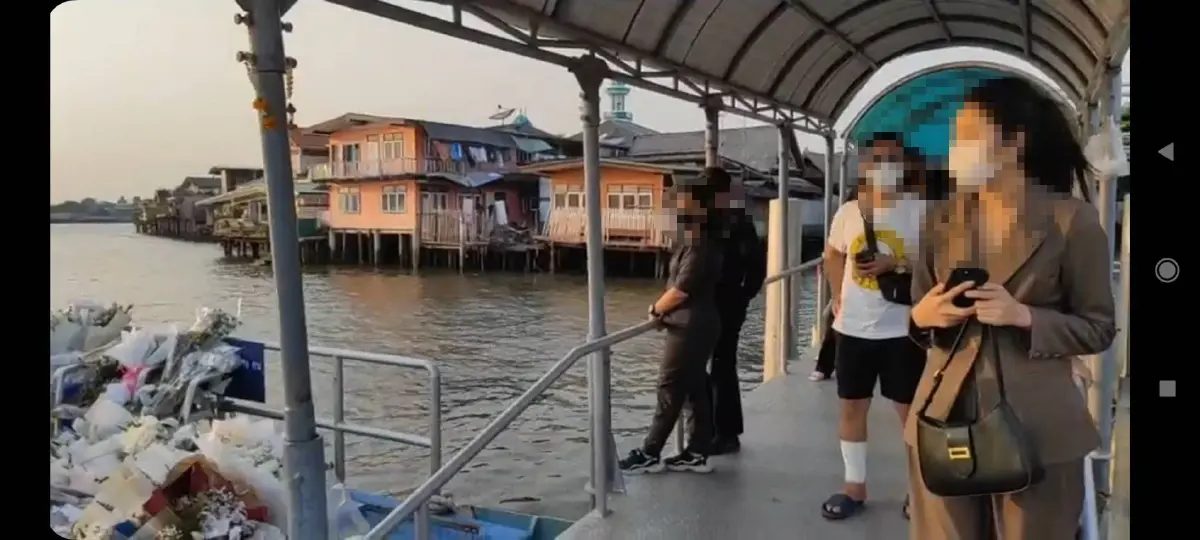 แฟนคลับร่วมไว้อาลัยแตงโม วางช่อดอกไม้ล้นท่าเรือพิบูลสงคราม