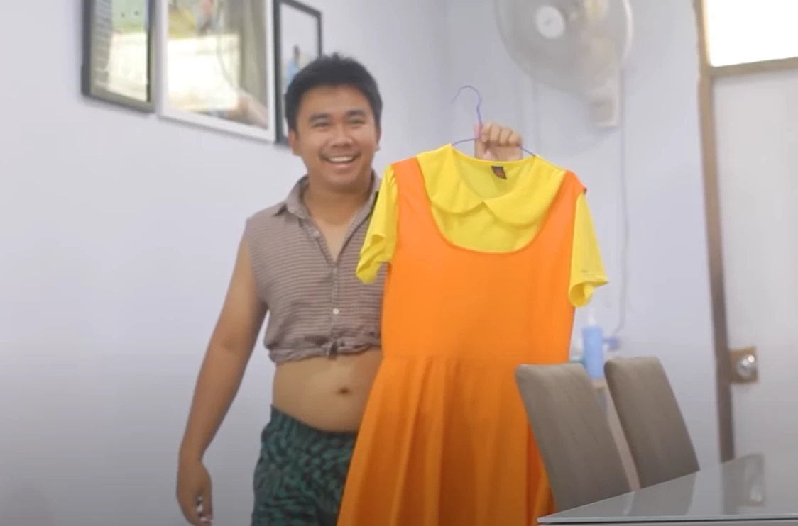 เบื่อแล้วชุดไทย เพจดังแชร์ภาพคนแห่ถวาย “ชุดโกโกวา” แก้บนเต็มต้นไทร