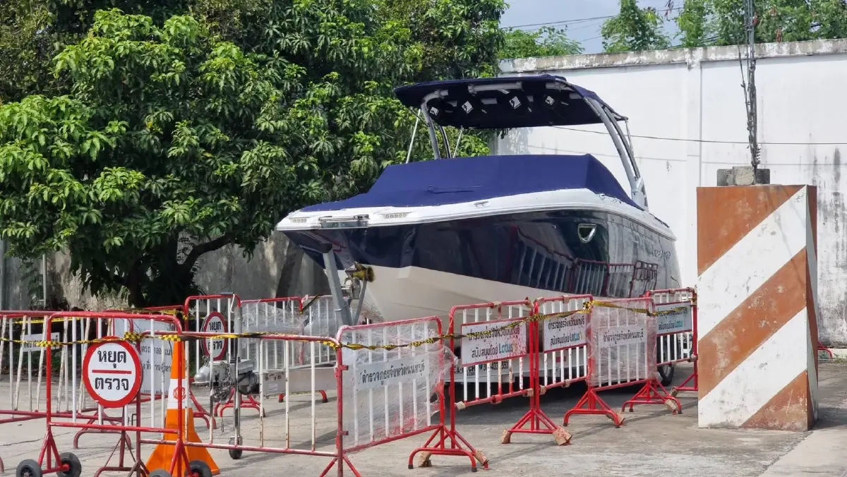 ตร.ย้ายเรือสปีดโบ๊ทลำดาราสาว "แตงโม นิดา" พลัดตกน้ำมาไว้ที่ ภ.จว.นนทบุรี