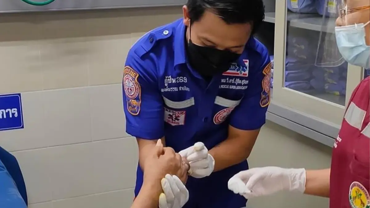 กู้ชีพช่วยผู้สูงอายุใส่แหวนนานจนเนื้อกลืนแหวน