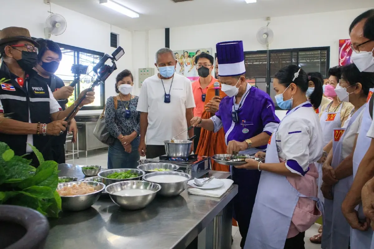 สวนนงนุชพัทยา ร่วมกับ วัดคีรีวงก์ เสริมทักษะความรู้ การกินอาหารสมุนไพร อย่างไรให้ปลอดภัย ปลอดโรคหวังให้คนหันมากินอาหารไทย ต้านโรคภัย
