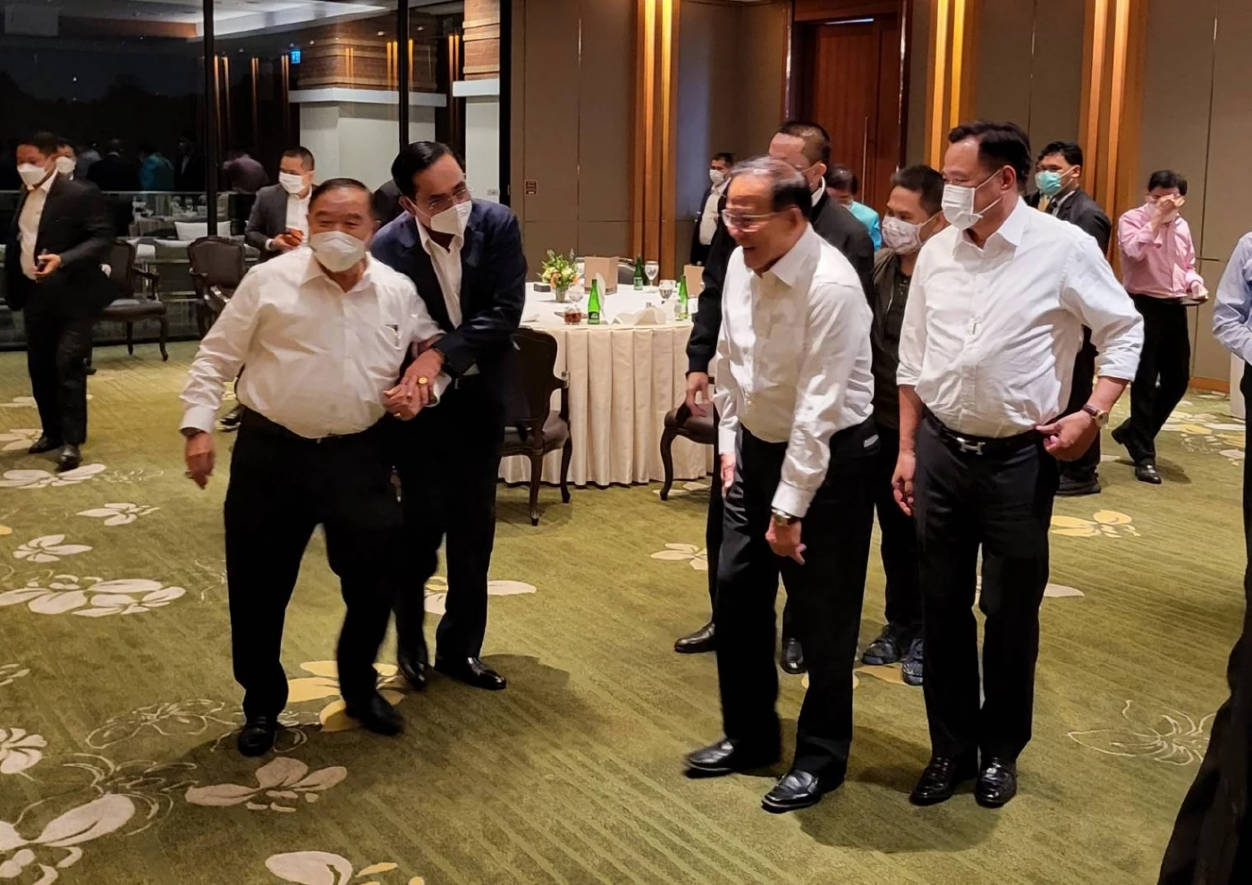 “บิ๊กตู่” โชว์หวานโอบกอด “บิ๊กป้อม” กินข้าว 4 พรรคร่วมชื่นมื่น