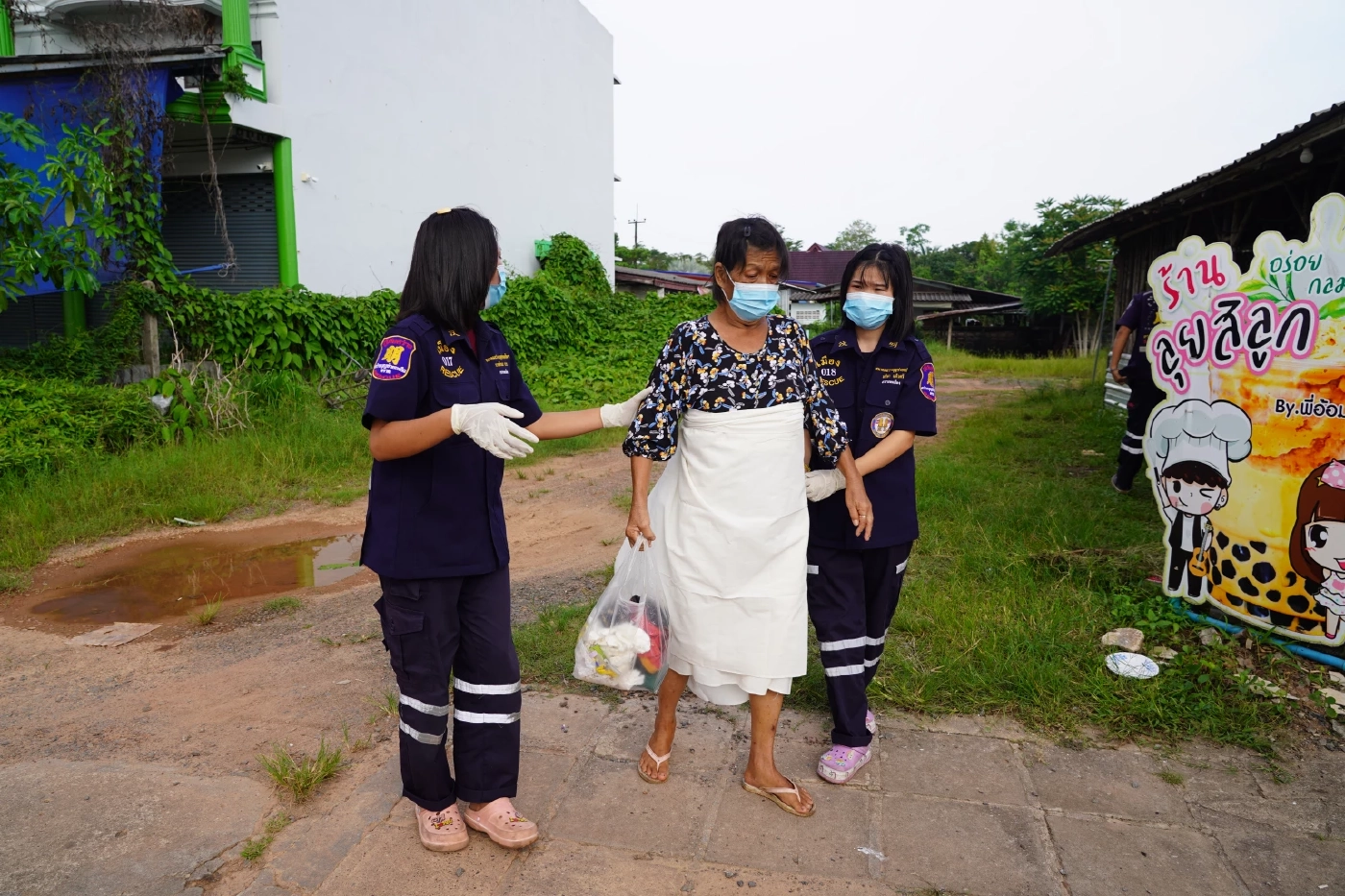 สลด พบหญิงสูงวัย เดินกลางถนนร้องไห้ไม่สวมกางเกง กู้ภัยเร่งช่วยส่งกลับบ้าน