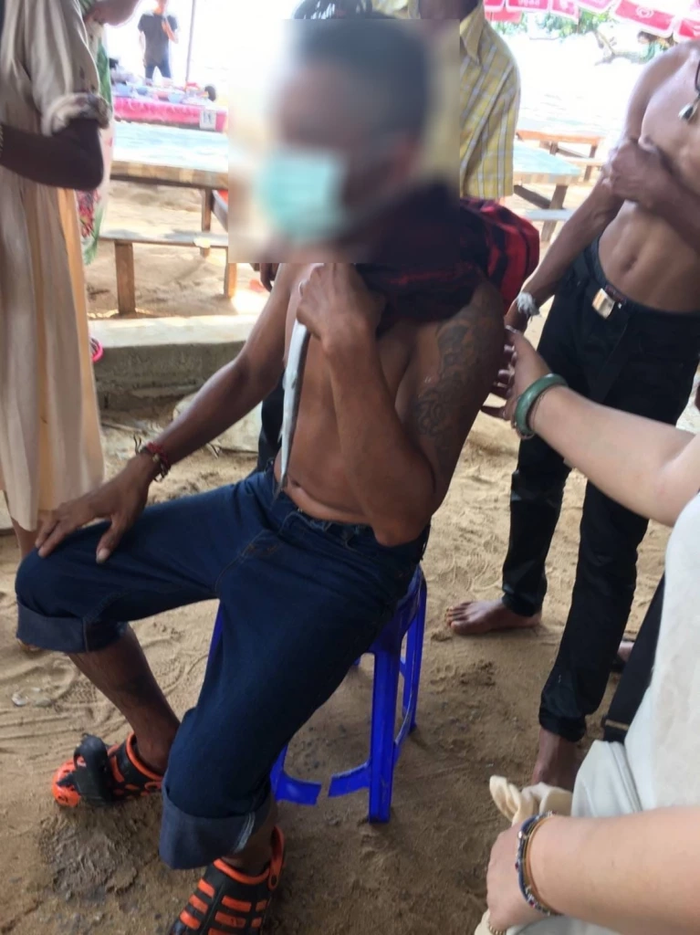 "ปลาเต็กเล้ง" พุ่งปักคอนักท่องเที่ยว ขณะลงเล่นน้ำที่อ่าวตาลคู่