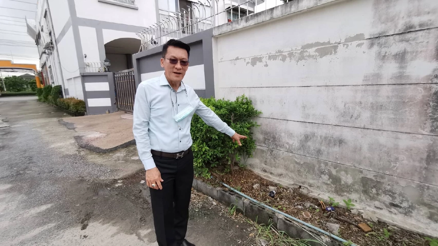 นายกเทศมนตรีเทศบาลเมืองใหม่บางบัวทอง ชี้จุดเกิดเหตุ