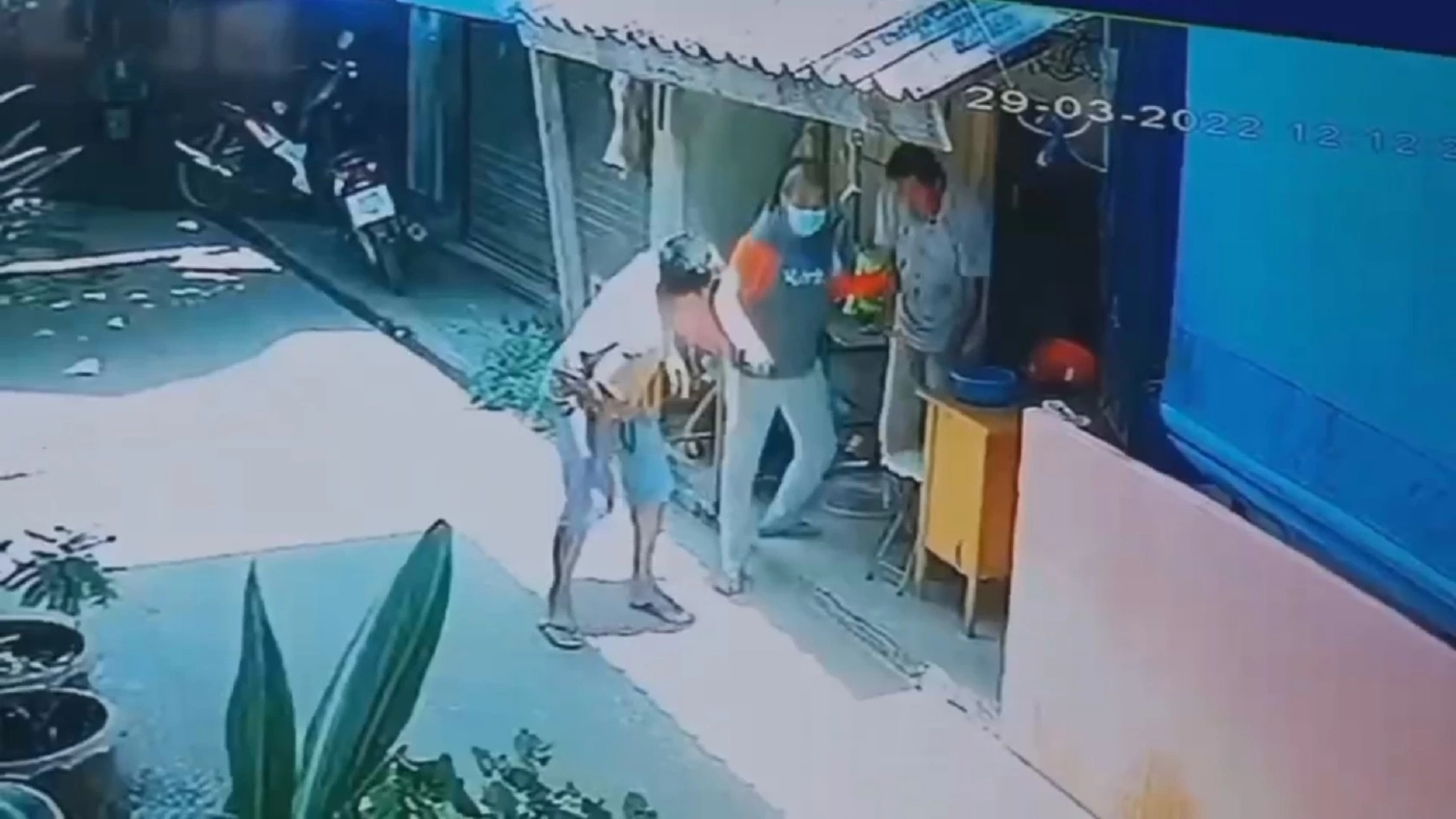 หนุ่มหัวร้อนฟันหัวลุง 57 ปีสาหัส เหตุถูกห้ามไม่ให้จอดรถจยย.