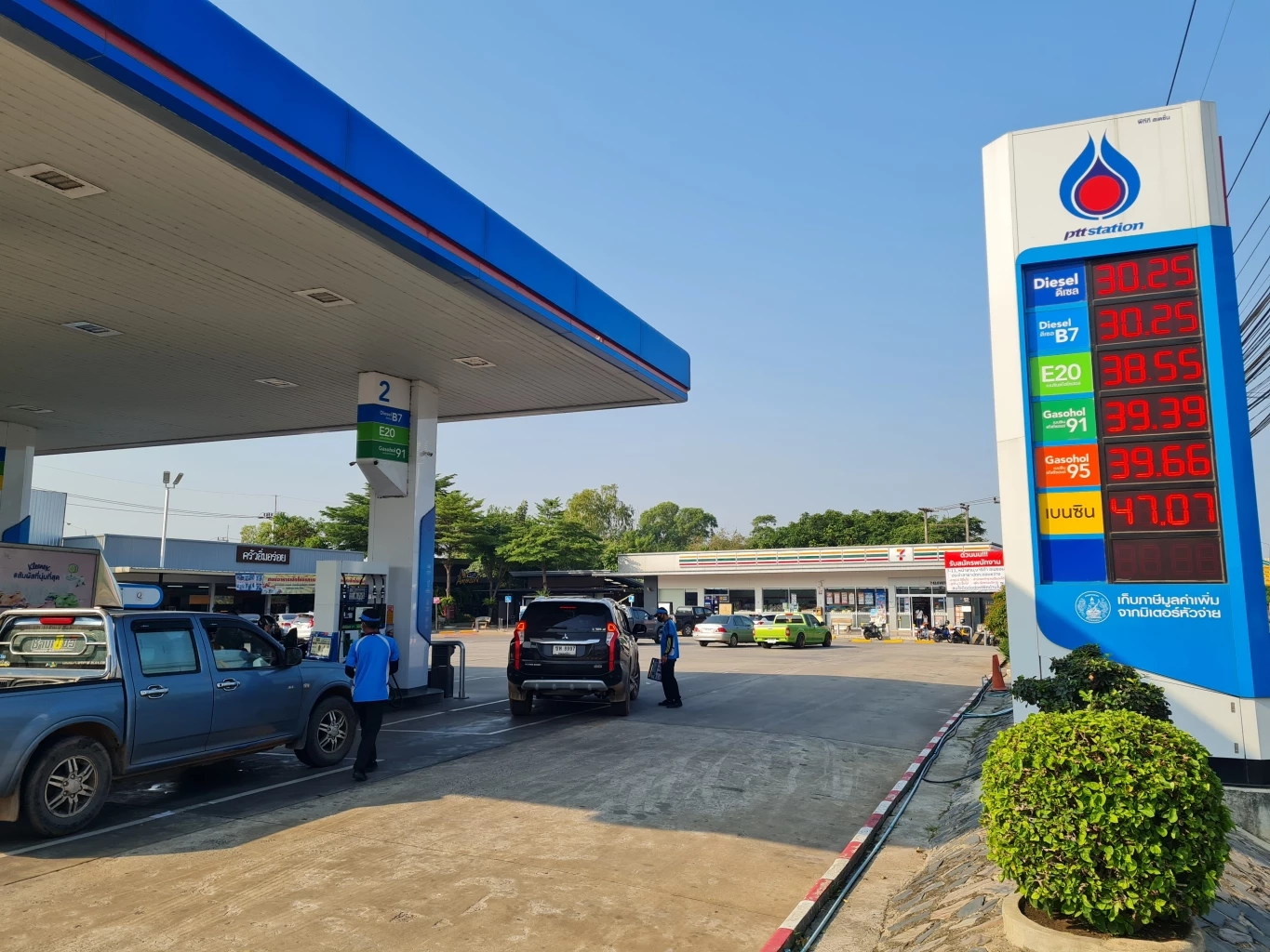 ชาวโคราชโอด ราคาน้ำมันเบนซินพุ่งเกือบลิตรละ 50 บาท