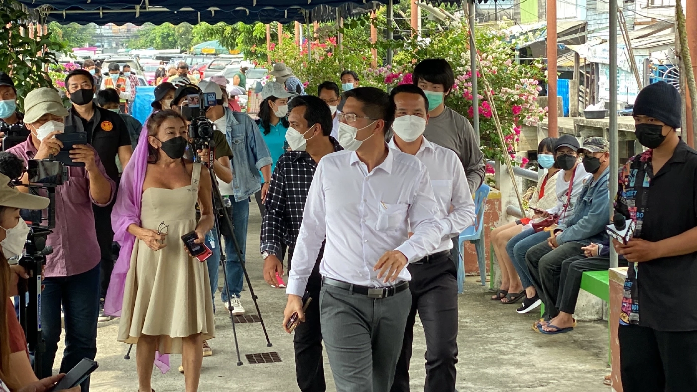 ส.ส.เต้ นำทีมกู้ภัยดำน้ำค้นหากระโปรงสีขาวของแตงโมที่หายไป