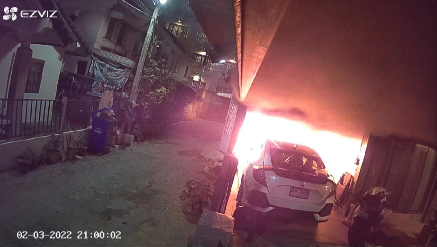 หอบลูกหนีตายไฟไหม้รถเก๋งลามเข้าบ้านพัก