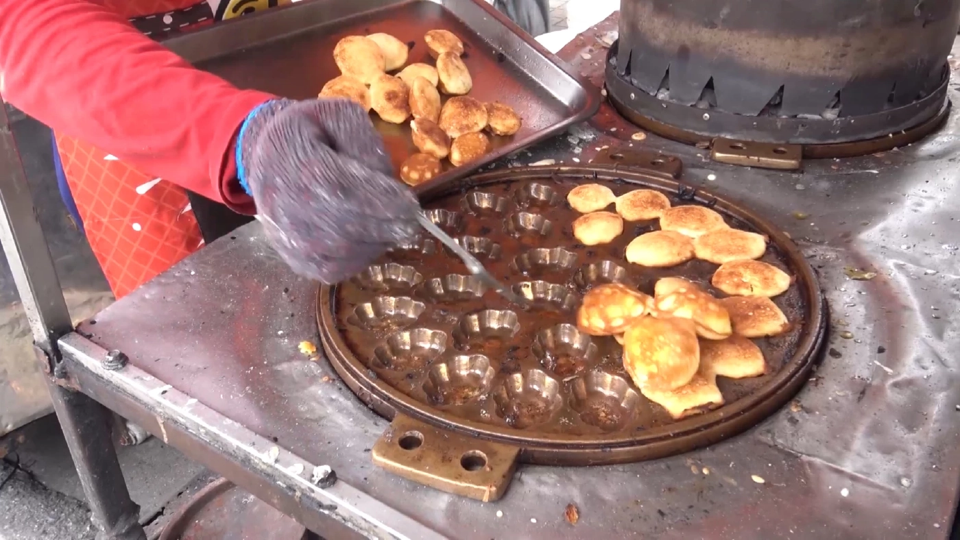 ไม่แคร์ค่าแก๊ส! ขนมไข่ 'เตาถ่าน' ออเดอร์ทะลัก