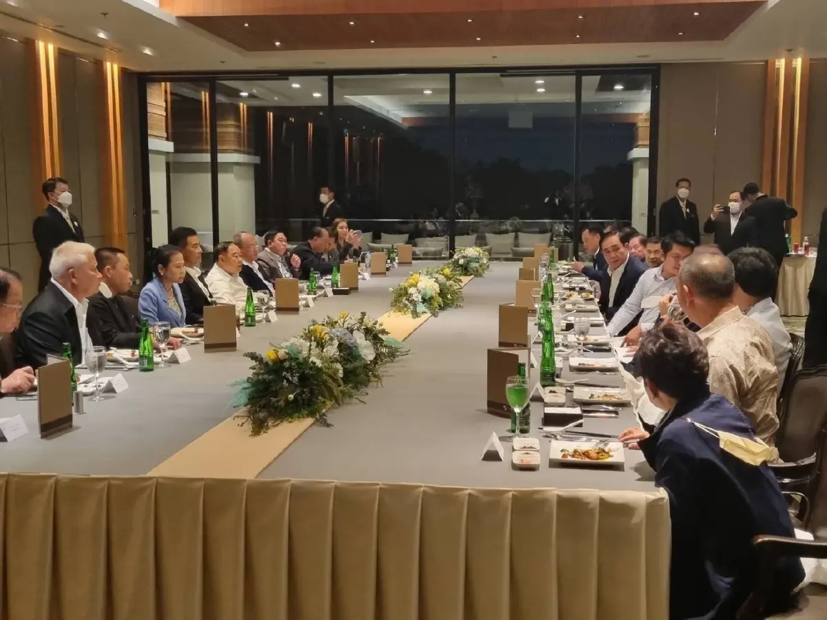 บรรยากาศการพบปะหารือพรรคร่วมรัฐบาล พรรคเล็ก กลาง ใหญ่ โดยมี พล.อ.ประยุทธ์ จันทร์โอชา นายกฯ เป็นเจ้าภาพ ที่สโมสรราชพฤกษ์ 