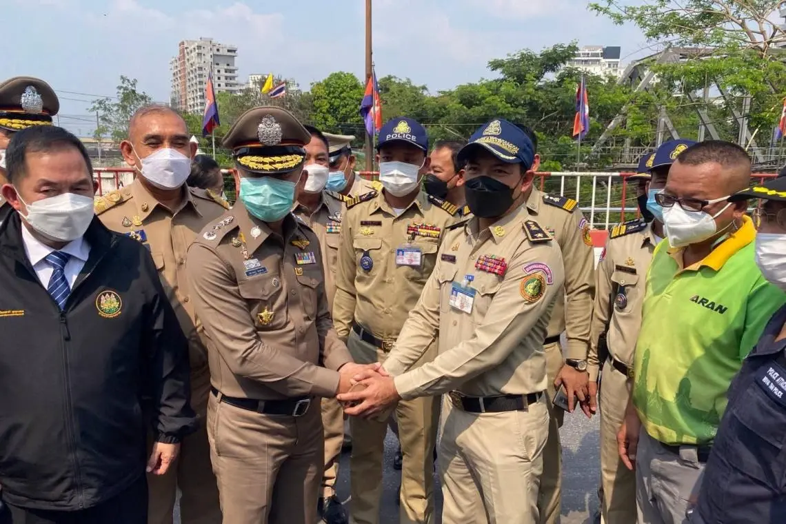 "บิ๊กโจ๊ก" บินด่วนรับ 56 คนไทย เหยื่อค้ามนุษย์ ถูกหลอกทำงานในกัมพูชา