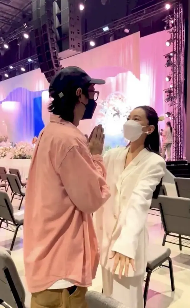 “นุ่น วรนุช” เดินทางเข้าร่วมในพิธีไว้อาลัย “แตงโม นิดา” ในวันนี้