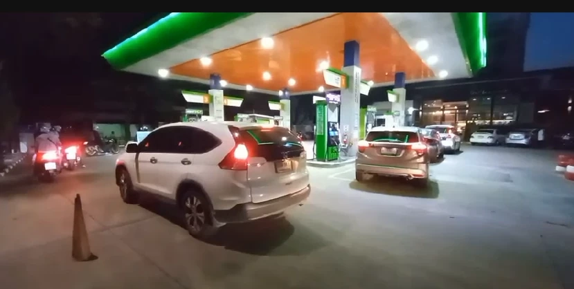 รีบตุนก่อน ชาวบ้านแห่นำรถมาเติมน้ำมันคิวแน่นปั๊ม ก่อนปรับขึ้นพรุ่งนี้