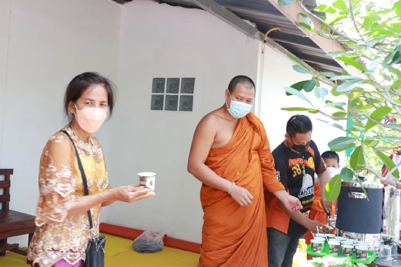 อารมณ์ดีกันทั้งวัด! เจ้าอาวาสต้มน้ำกัญชาแจกทั้งพระ-โยมในงานเทศมหาชาติ