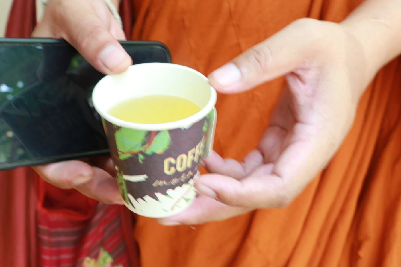 อารมณ์ดีกันทั้งวัด! เจ้าอาวาสต้มน้ำกัญชาแจกทั้งพระ-โยมในงานเทศมหาชาติ