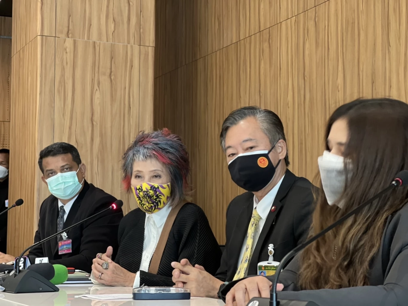 พญ.คุณหญิงพรทิพย์  ระบุว่า ญาติมาปรึกษาเรื่องคดีและการขอชันสูตรศพรอบ 2