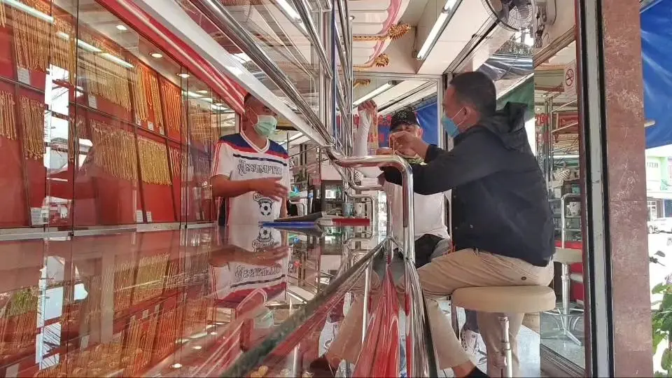 ชาวบ้านแห่ไถ่ทองโรงรับจำนำ ไปขายกำไรต่อร้านทอง
