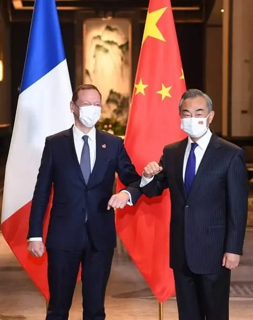 Emmanuel Bonne ที่ปรึกษาการต่างประเทศของประธานาธิบดีฝรั่งเศสกับหวังอี้