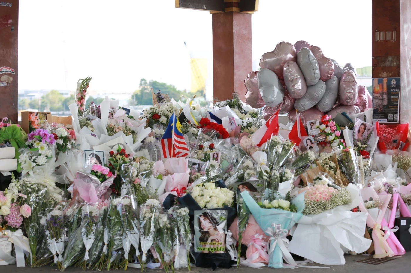 แฟนคลับวางดอกไม้สิ่งของไว้อาลัย "แตงโม นิดา"