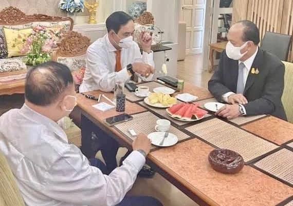 3 ป. พล.อ.ประยุทธ์  จันทร์โอชา นายกฯ  พล.อ.ประวิตร วงษ์สุวรรณ รองนายกฯ และ พล.อ.อนุพงษ์ เผ่าจินดา รมว.มหาดไทย ร่วมรับประทานที่ มูลนิธิป่ารอยต่อ 