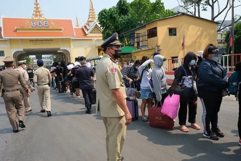 "บิ๊กโจ๊ก" บินด่วนรับ 56 คนไทย เหยื่อค้ามนุษย์ ถูกหลอกทำงานในกัมพูชา