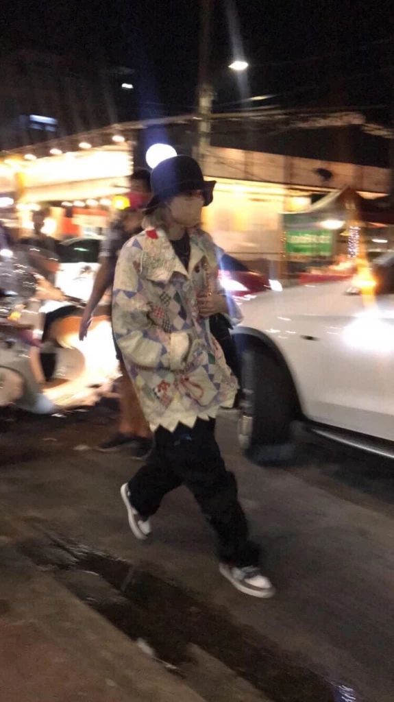 “ลิซ่า” โผล่กินหมูกระทะโชคชัย 4  - แม่ค้าลูกชิ้นยืนกินชวนกินฟรีฉลองวันเกิด