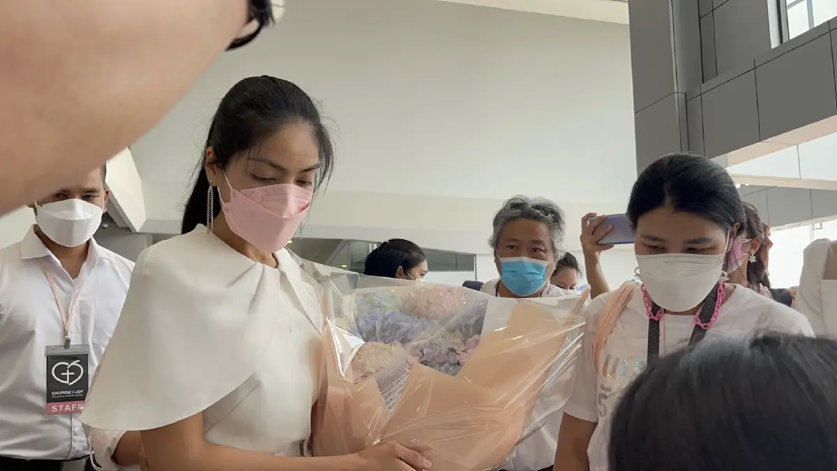 มาแล้ว ! “กระติก” ร่ำไห้โผล่ร่วมพิธีไว้อาลัย “แตงโม นิดา”