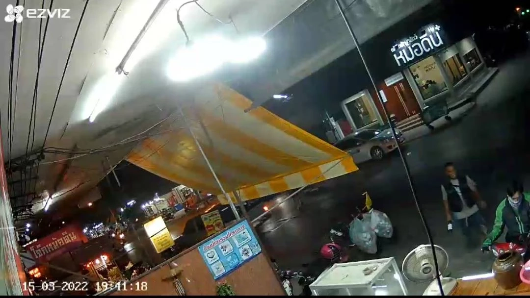 สุดซวยไรเดอร์หนุ่ม  โดนคนสติไม่ดีเอาขวดตีหัว