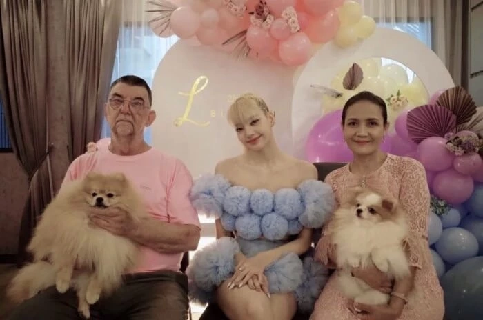 ชาวบลิ๊งค์หัวใจฟู "ลิซ่า ลลิษา" โพสต์รูปชุดฟรุ้งฟริ้ง ฉลองวันเกิดครบ 25 ปี