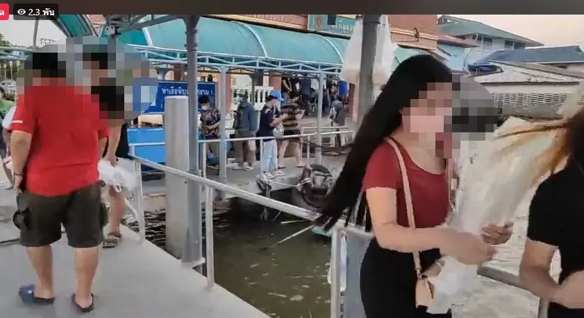 แฟนคลับร่วมไว้อาลัยแตงโม วางช่อดอกไม้ล้นท่าเรือพิบูลสงคราม