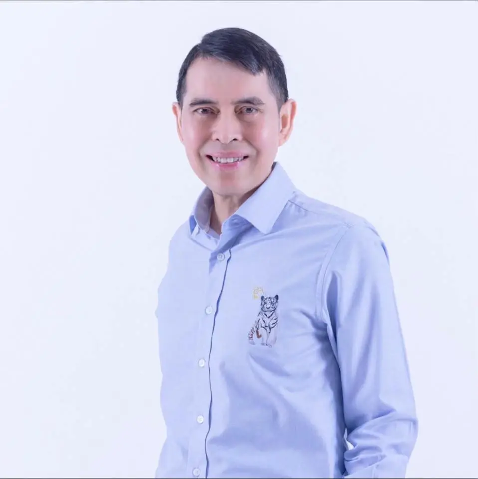  ศ.นพ.นิธิ มหานนท์ เลขาธิการราชวิทยาลัยจุฬาภรณ์ และผู้อำนวยการโรงพยาบาลจุฬาภรณ์