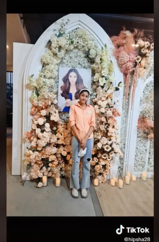 ฮือฮาหญิงสาวหน้าใบหน้าคล้าย "แตงโม นิดา" โผล่ร่วมพิธีไว้อาลัย 