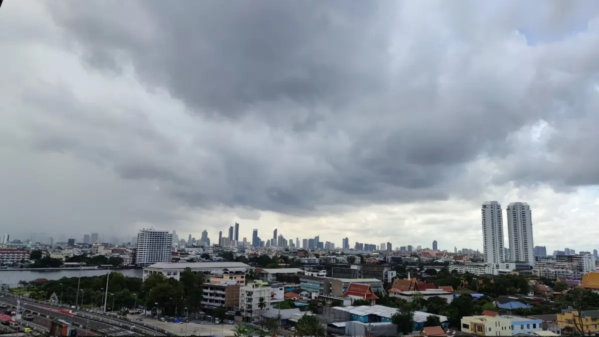 จส.100 เผย ฝนตกในหลายพื้นที่ เคลื่อนตัวทิศเหนือ แนวโน้มคงที่