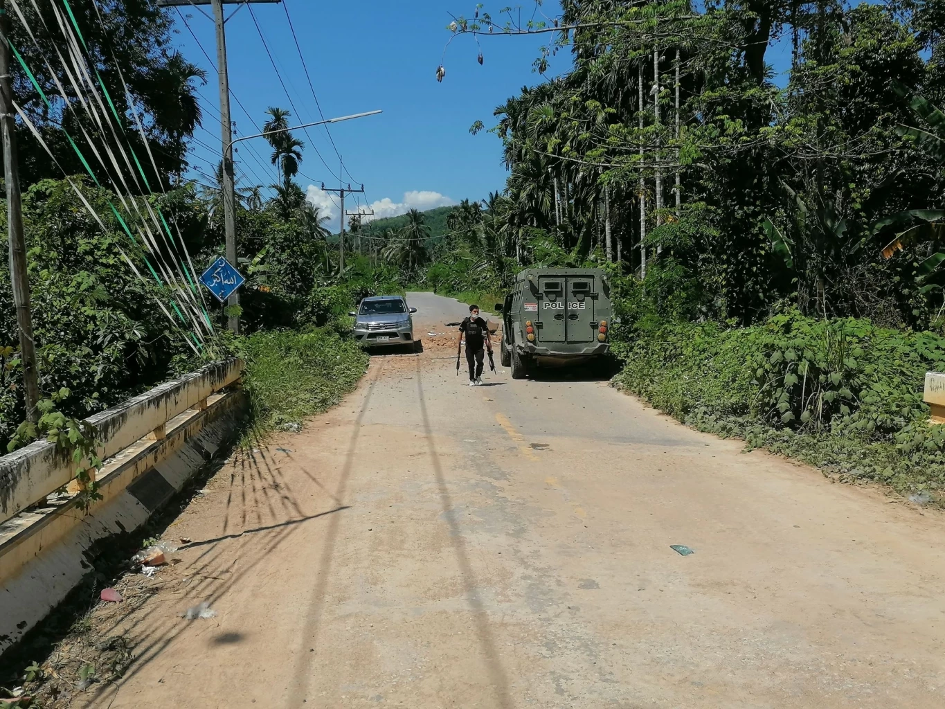 ด่วน! คนร้ายลอบวางระเบิดรถตำรวจบันนังสตา สูญเสีย 2 นาย สาหัสอีก 2