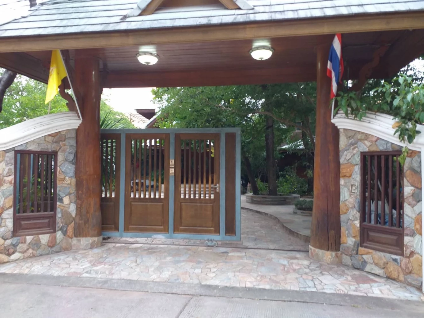 บ้าน “สรพงศ์ ชาตรี” ที่โคราชบรรยากาศเงียบเหงา ป้าแสนอาลัย