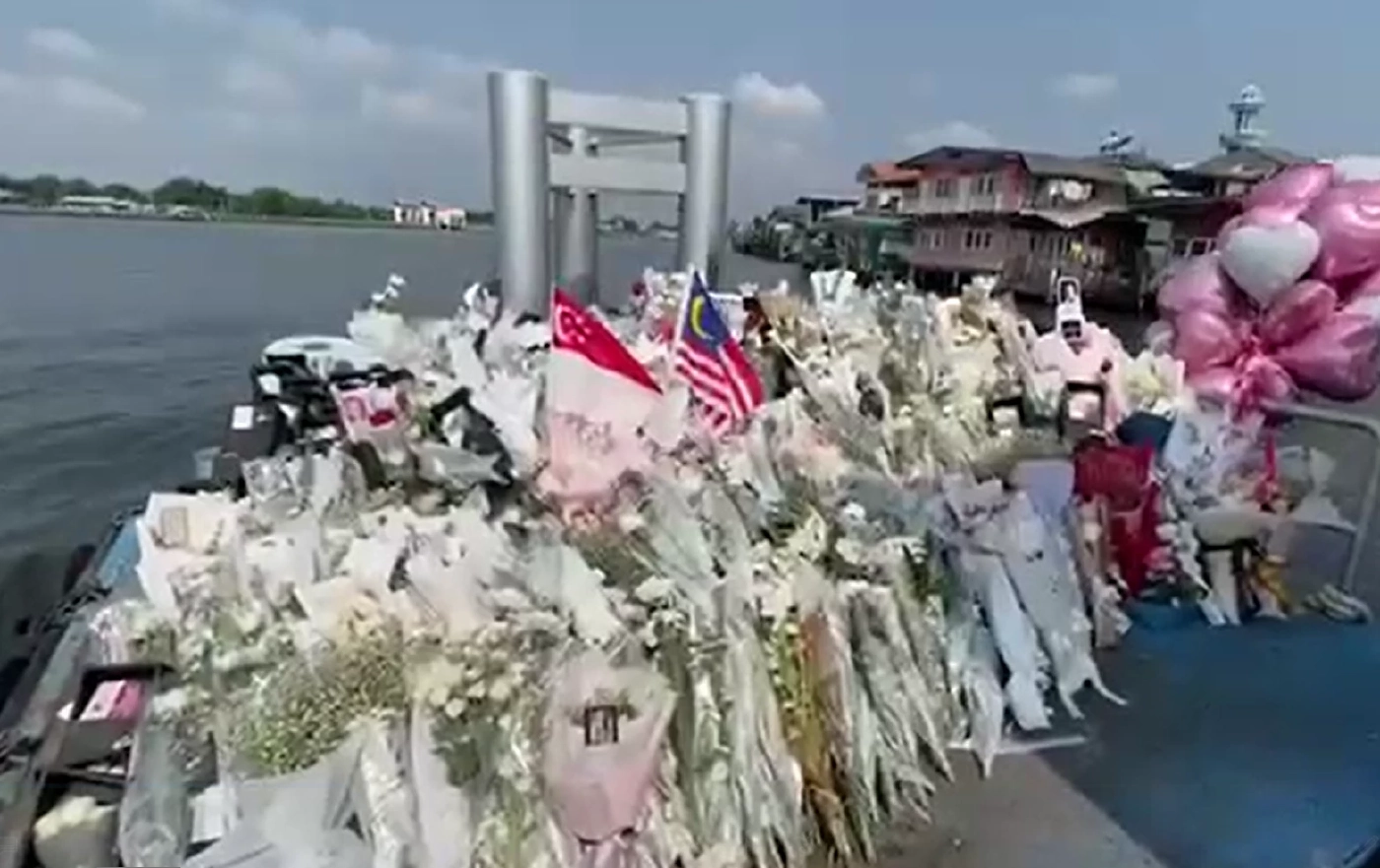 แห่วางดอกไม้อาลัย &quot;แตงโม&quot; จนท.เคลียร์เปิดใช้โป๊ะเรือ 14 มี.ค.นี้