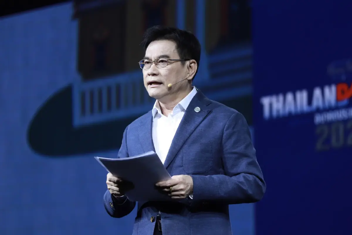 นายจุรินทร์ ลักษณวิศิษฏ์ รองนายกรัฐมนตรี และรัฐมนตรีว่าการกระทรวงพาณิชย์ ในฐานะหัวหน้าพรรคประชาธิปัตย์