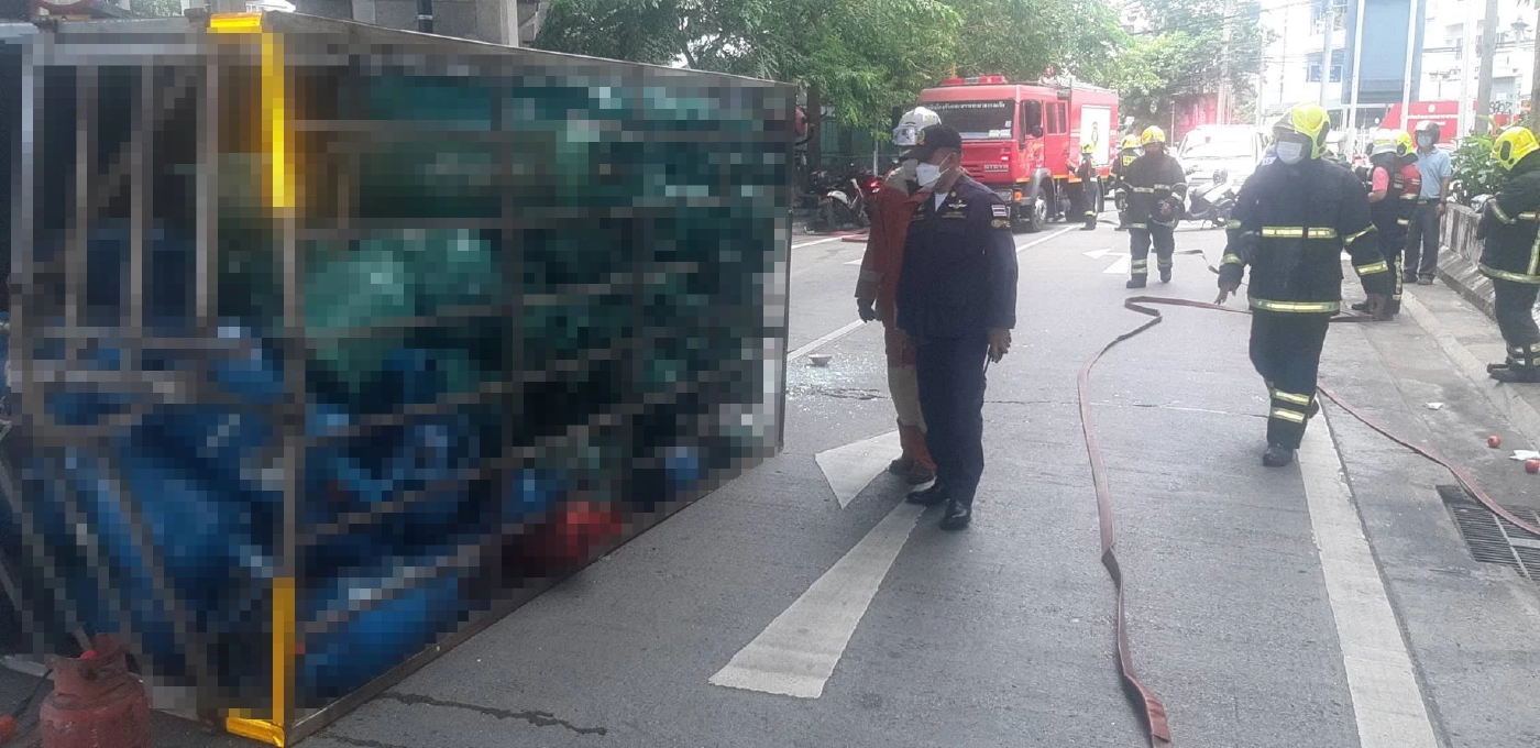 รถบรรทุกแก๊ส ยางแตกพลิกตะแคง พระราม 4 แก๊สรั่วไหล