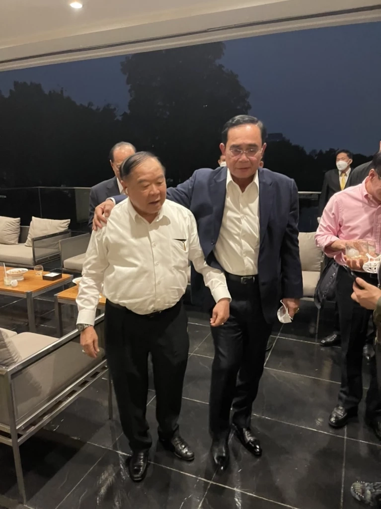 “บิ๊กตู่” โชว์หวานโอบกอด “บิ๊กป้อม” กินข้าว 4 พรรคร่วมชื่นมื่น