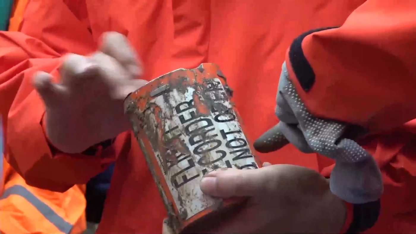 ทีมเจ้าหน้าที่กู้ภัยค้นพบกล่องดำกล่องแรก