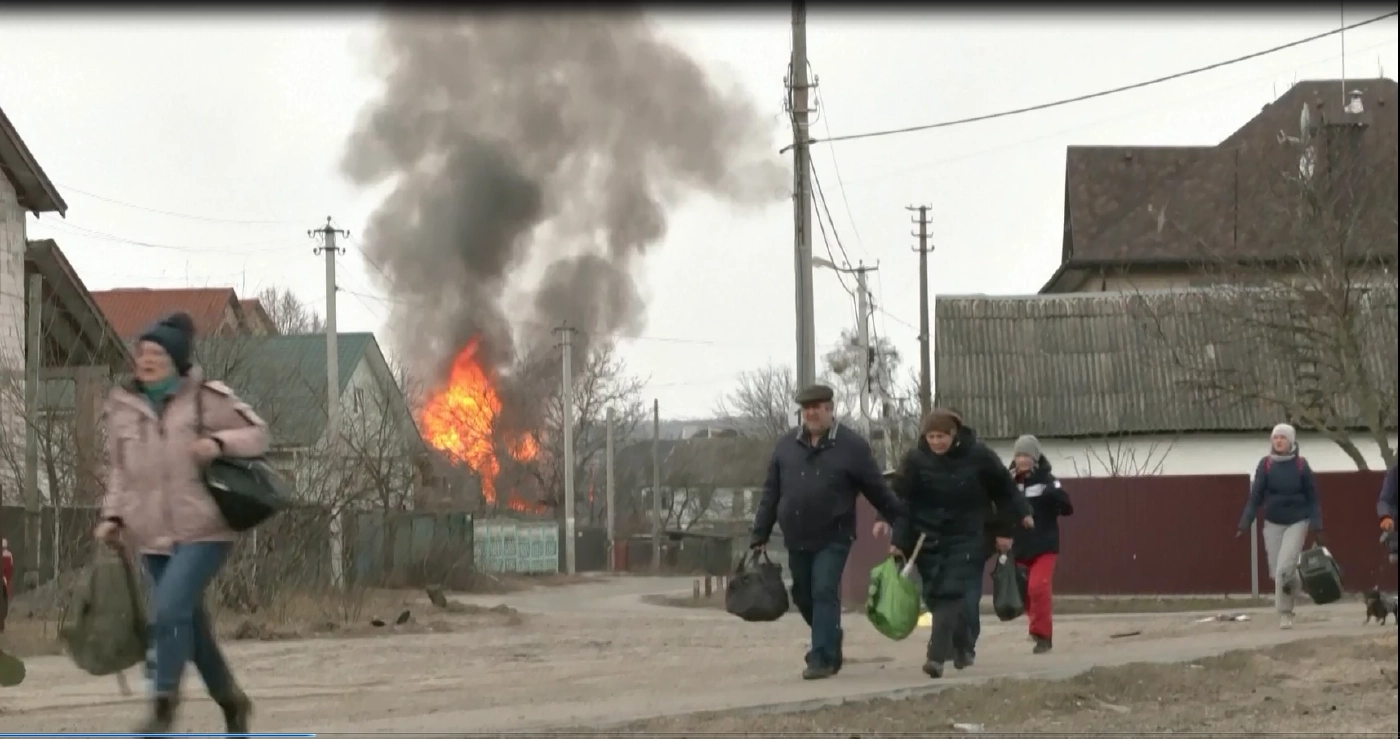 ชาวเมืองเออร์ปินของยูเครนอพยพออกจากเมือง