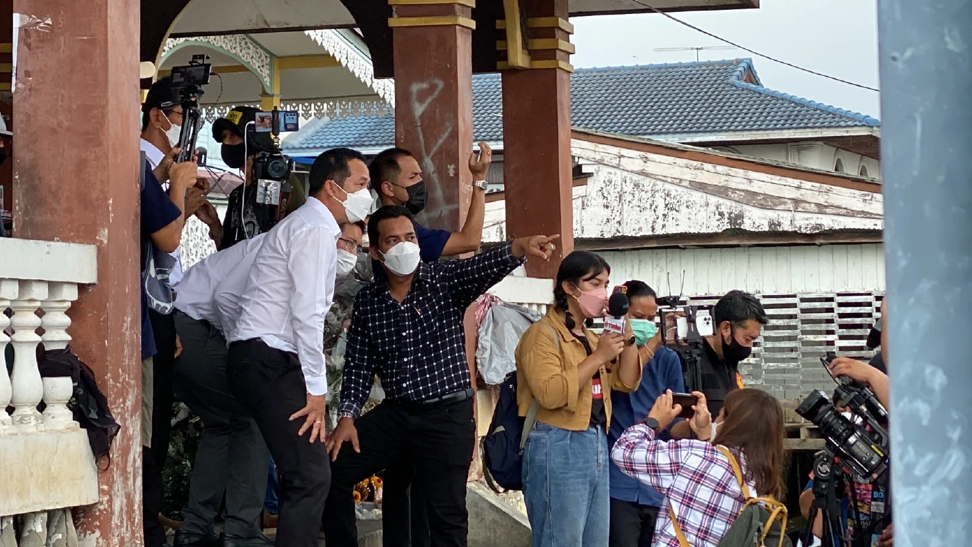 ส.ส.เต้ นำทีมกู้ภัยดำน้ำค้นหากระโปรงสีขาวของแตงโมที่หายไป