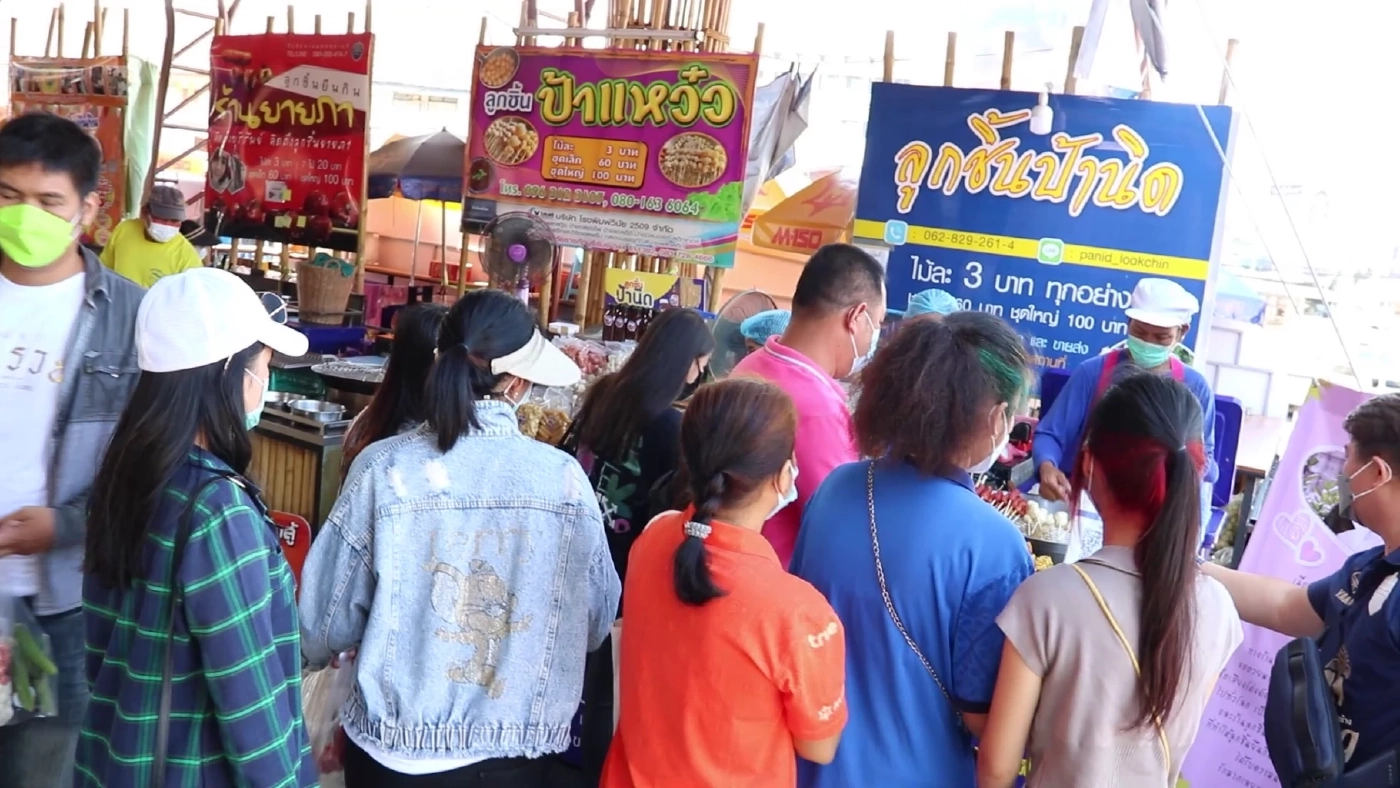 เริ่มแล้วแจกลูกชิ้นวันเกิดลิซ่า หญิงลีเกิดวันเดียวกันให้เล่นสระน้ำฟรี