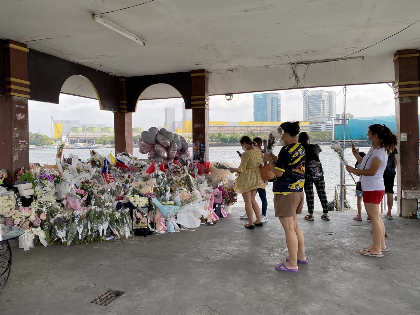 แฟนคลับวางดอกไม้สิ่งของไว้อาลัย "แตงโม นิดา"