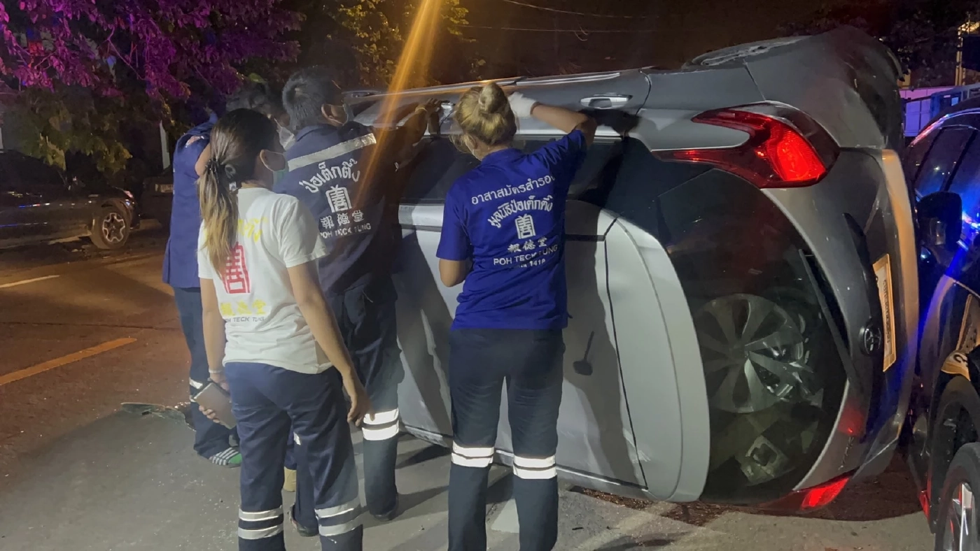 พนง.ร้านเหล้าเมาซิ่งเก๋งพุ่งชนรถชาวบ้านพังเสียหาย 2 คัน